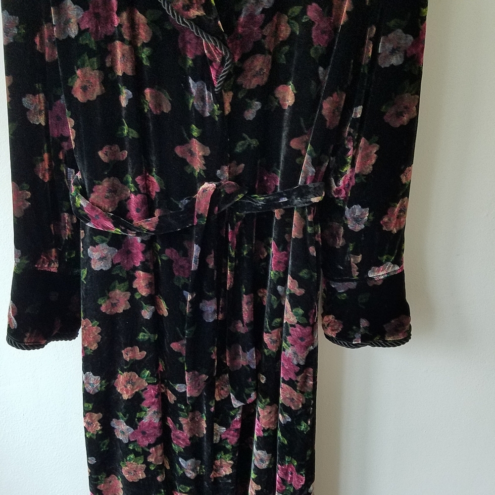 Vintage 1970's Georgette Trabolsi Floral Velvet Shawl Collar Robe - Picture 10 of 16